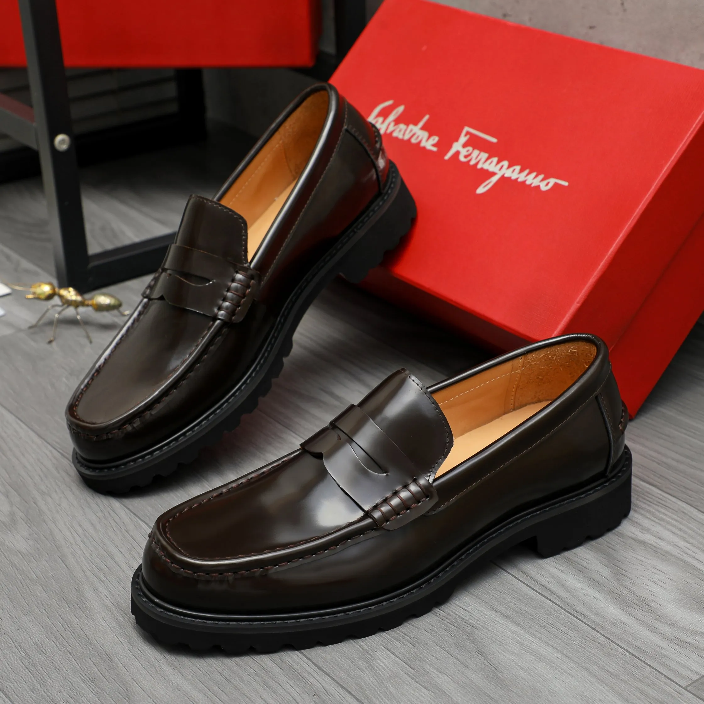 Men's shoes 💰442 Product trademark: Ferragamo "Ferragamo" business formal leather shoes Regular size: 38-46 (45.46 custom-made and non-returnable) Product materials: Selected pearlescent cowhide upper, cowhide lining, non-slip rubber outsole